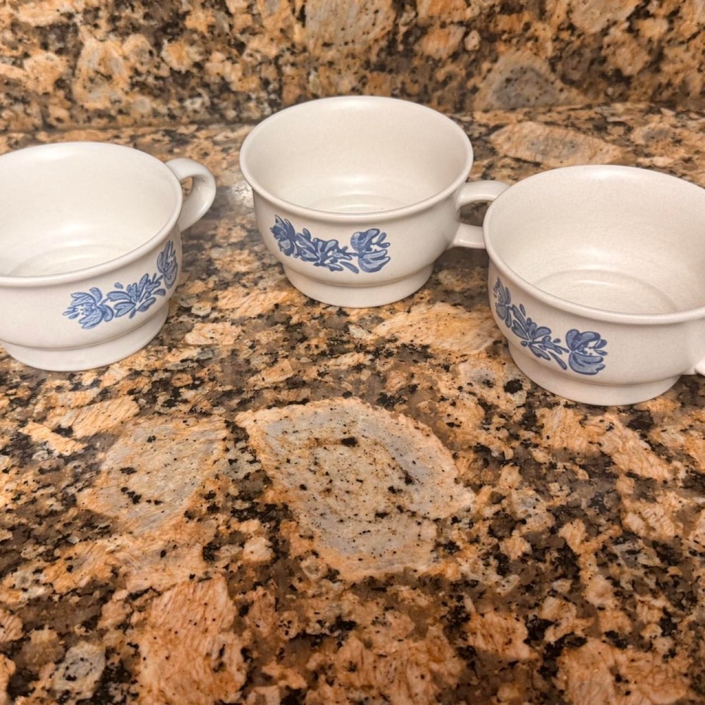 Set of 3 Vintage Pfaltzgraff Yorktowne Pattern Coffee/Tea Cups